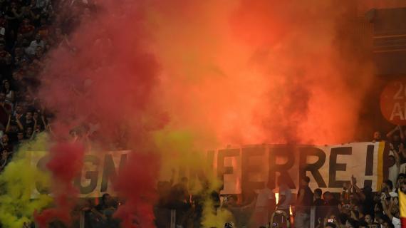 Lazio-Roma, prime schermaglie fra le due tifoserie: lancio di petardi, fumogeni e oggetti vari