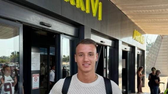 Lecce, ecco Camarda! L'attaccante del Milan arrivato in Salento, domani le visite