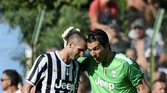 Buffon è infinito, Chiellini celebra l'amico: "Ventisei anni di carriera e non sentirlo"