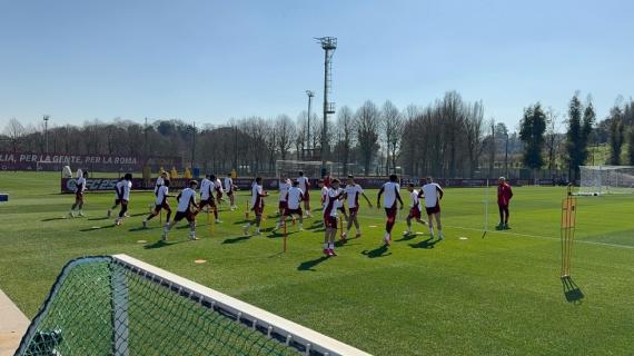 Roma, la rifinitura in vista dell'Athletic: in campo con i compagni c'è anche Celik