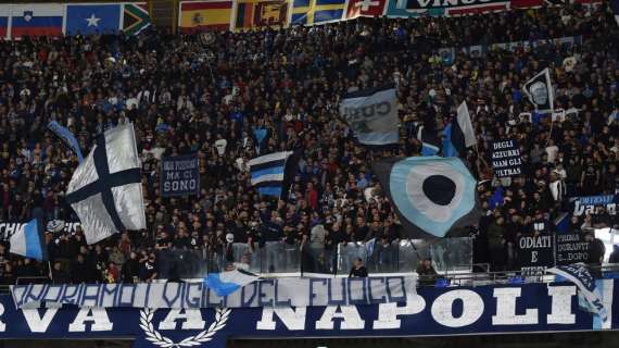 Napoli, striscione dei tifosi: "Tu che vai allo stadio, diserta"