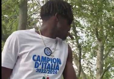 Bisseck come Ibra e giocatori NBA: festeggia sul pullman con un sigaro in bocca