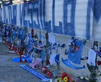 TMW - Addio Maradona, pellegrinaggio di tifosi al San Paolo tra lacrime e sciarpe