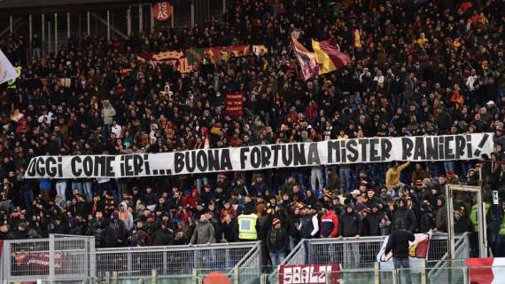 Roma, comincia la protesta: "Pallotta maiale. Roma un'azienda funebre"