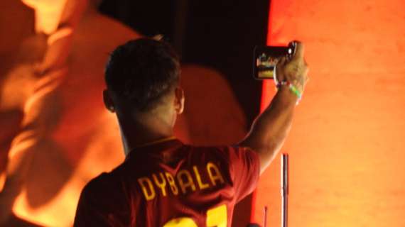 FOTO - Festa grande a Roma per la presentazione di Dybala: le immagini della Joya