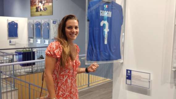 Alia Guagni al Museo del Calcio di Coverciano. Tappa alla sua maglia azzurra del Mondiale