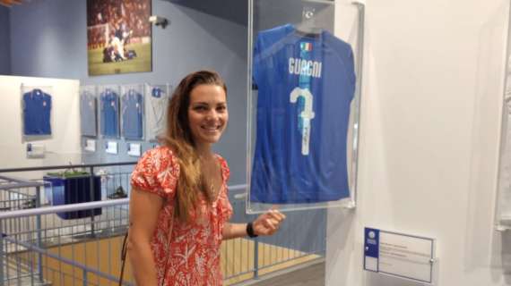 Alia Guagni al Museo del Calcio di Coverciano. Tappa alla sua maglia azzurra 