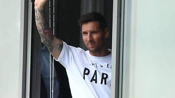 PSG, Messi non prende bene il cambio e non stringe la mano a Pochettino