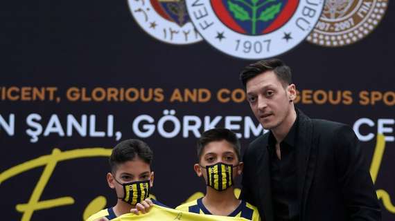 Fenerbahçe, i dettagli dell'affare Ozil: il trequartista scende da 16 a 3 milioni di euro l'anno