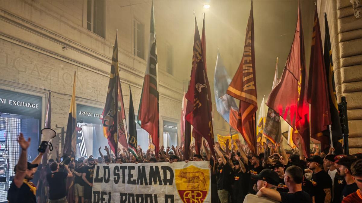 La Roma compie 99 anni, il corteo dei tifosi per le strade della Capitale