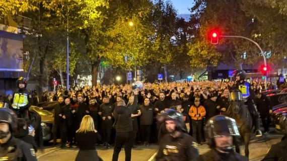 Milan sul campo del Real Madrid spinto da quasi 5000 cuori rossoneri. Partito il corteo