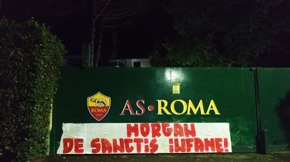 TMW - Roma, aspra contestazione dei tifosi nei confronti di De Sanctis: le foto degli striscioni