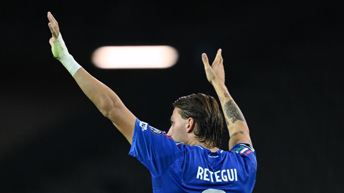 L'Italia si assicura i playoff e La Stampa titola: "Retegui mondiale a Udine"