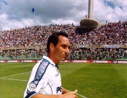 7 gennaio 2001, Edmundo torna in Italia per giocare nel Napoli