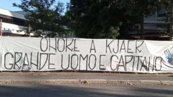 FOTO - La Curva Nord dell'Inter omaggia Kjaer: "Grande uomo e capitano, onore a te"