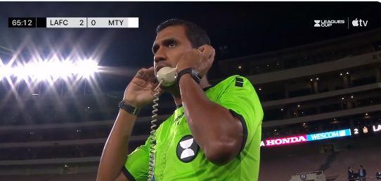 VIDEO - In Leagues Cup un arbitro ha dovuto usare un vecchio telefono per comunicare col VAR