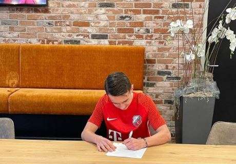 Olanda, il figlio 15enne di Wesley Sneijder ha firmato per l'Utrecht. Il padre: "Orgoglioso di te"