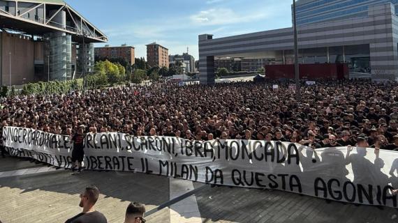 Contestazione dei tifosi a Casa Milan: "Andate tutti via, liberateci da questa agonia"