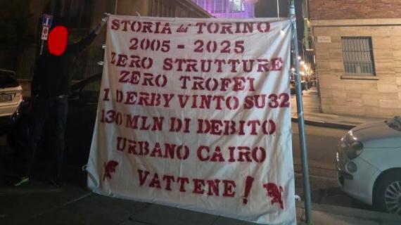 Torino, ennesimo striscione: "1 derby vinto su 32, 130 mln di debito. Urbano Cairo vattene!"