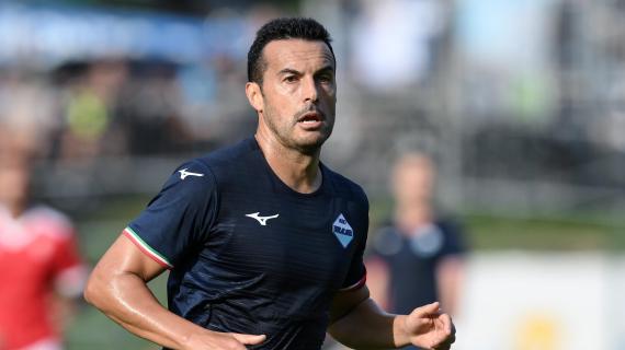 La Lazio è avanti su un Cagliari in 10 all'intervallo: decisivo il gol di Pedro