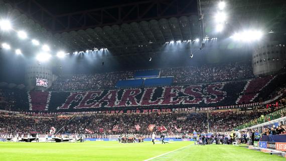 A San Siro sarà una lunga notte: fischi e cori continui dei tifosi rossoneri contro la proprietà