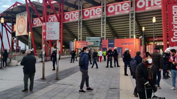 TMW - Olympiacos-Atalanta, tensione tra i tifosi italiani e la polizia: il video