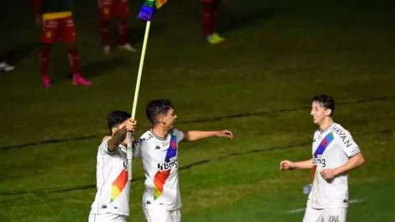 Brasile, German Cano segna e sventola in campo la bandiera arcobaleno