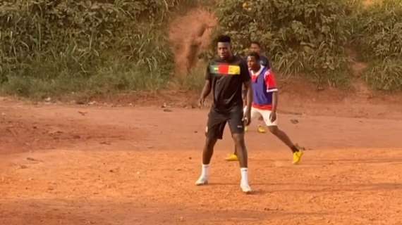 Inter, Onana ancora in ferie: partitella da centrocampista con dei bambini in Camerun