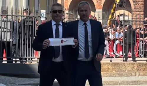L’ultimo saluto a Franco Baresi: la commozione del popolo rossonero e quel patto impresso su una fascia