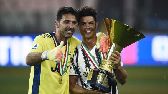 Juventus, CR7 posa con Buffon: "Indovinate quanti trofei hanno vinto questi due giovani?"
