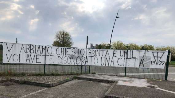 TMW - Parma, striscione della curva dopo il ko di Cagliari: "Avete disonorato una città"
