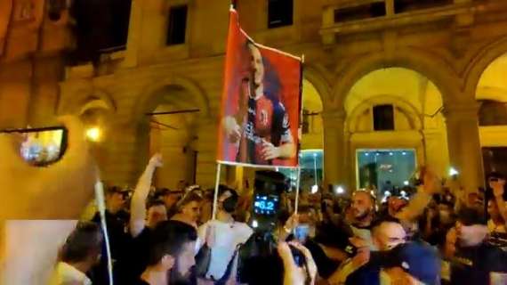 Arnautovic ha già scaldato il tifo del Bologna: bagno di folla, cori e striscioni al suo arrivo