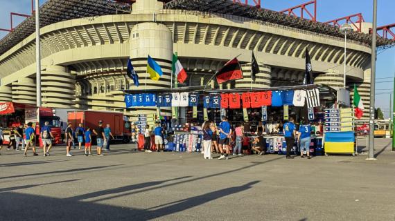 TMW - Italia-Ucraina, San Siro inizia a riempirsi: le immagini dei tifosi fuori dallo stadio