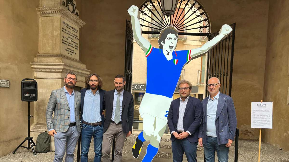 Omaggio a Rossi, a Vicenza un'installazione luminosa per Pablito