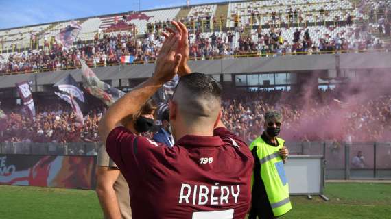 FOTO - Ribery per la prima volta con la maglia della Salernitana: Arechi in festa