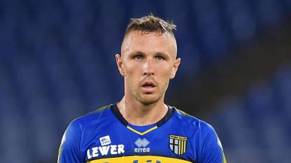 Parma avanti a San Siro: Kurtic punisce il Milan e sblocca la sfida nel finale di primo tempo