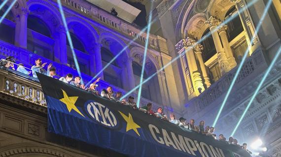 La torta dei Campioni, la coppa e i cori. Le immagini dalla cena scudetto dell'Inter