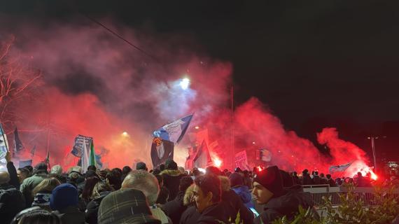 Cori e fuochi d'artificio, i tifosi della Lazio festeggiano i 125 anni di storia del club