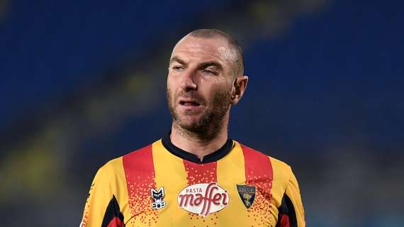Lecce, il difensore Lucioni premiato per le 100 presenze in giallorosso