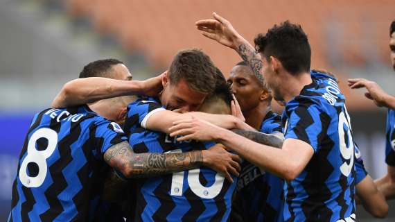 FOTO - Inter in campo contro la Roma con la maglia speciale che inaugura il nuovo logo