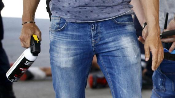 Tensioni a Lecce: i tifosi del Napoli cercano di forzare il blocco di polizia al Via del Mare