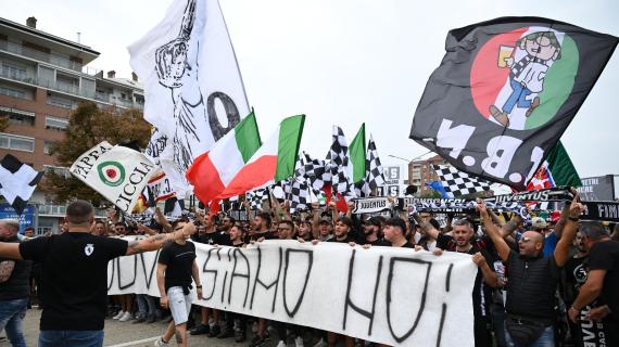 "La Juve siamo noi": parata dei tifosi bianconeri a pochi minuti dalla sfida contro la Lazio