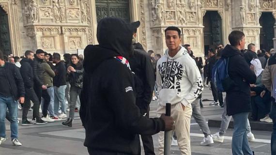 Milan-PSG, tifosi francesi in piazza Duomo con i bastoni delle bandiere. La foto