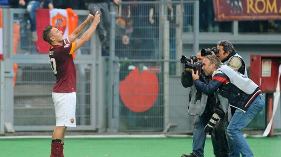 11 gennaio 2015, il selfie di Totti dopo la doppietta contro la Lazio. Con record annesso