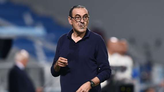 Sarri: "L'allenatore della Juventus è un bersaglio continuo ma le critiche mi sfiorano"