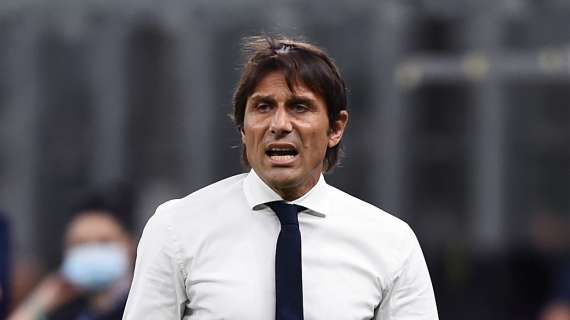VIDEO - L'Inter si scalda col classico "torello" e in mezzo finisce... mister Antonio Conte!