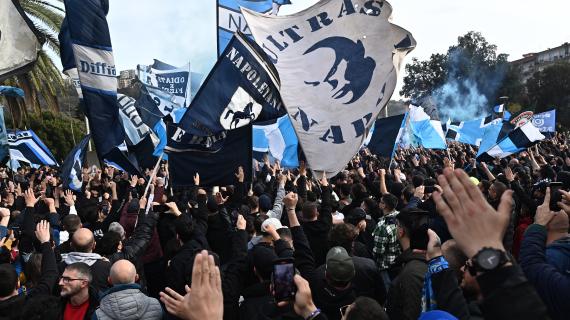 Proteste, scontri e assurdi divieti. Il paradosso: Napoli festeggia ovunque, ma non al Maradona