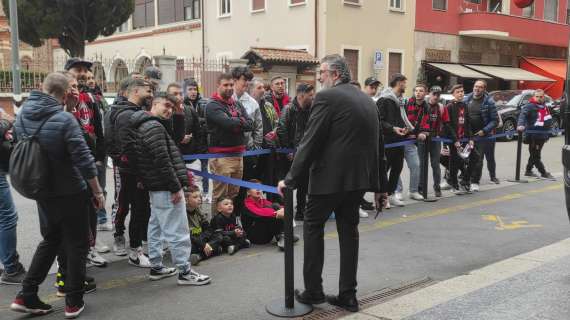 TMW - Stasera Milan-Napoli, decine di tifosi all'hotel Melia per sostenere i rossoneri