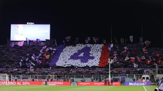 La coreografia della Curva Fiesole per Bove: il numero 4 incastonato tra tre colori. Poi il coro