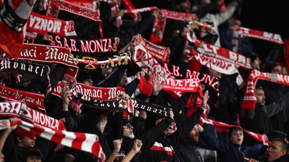 Morte Claris, la reazione dei tifosi a Monza-Atalanta: cori, poi silenzio e solidarietà